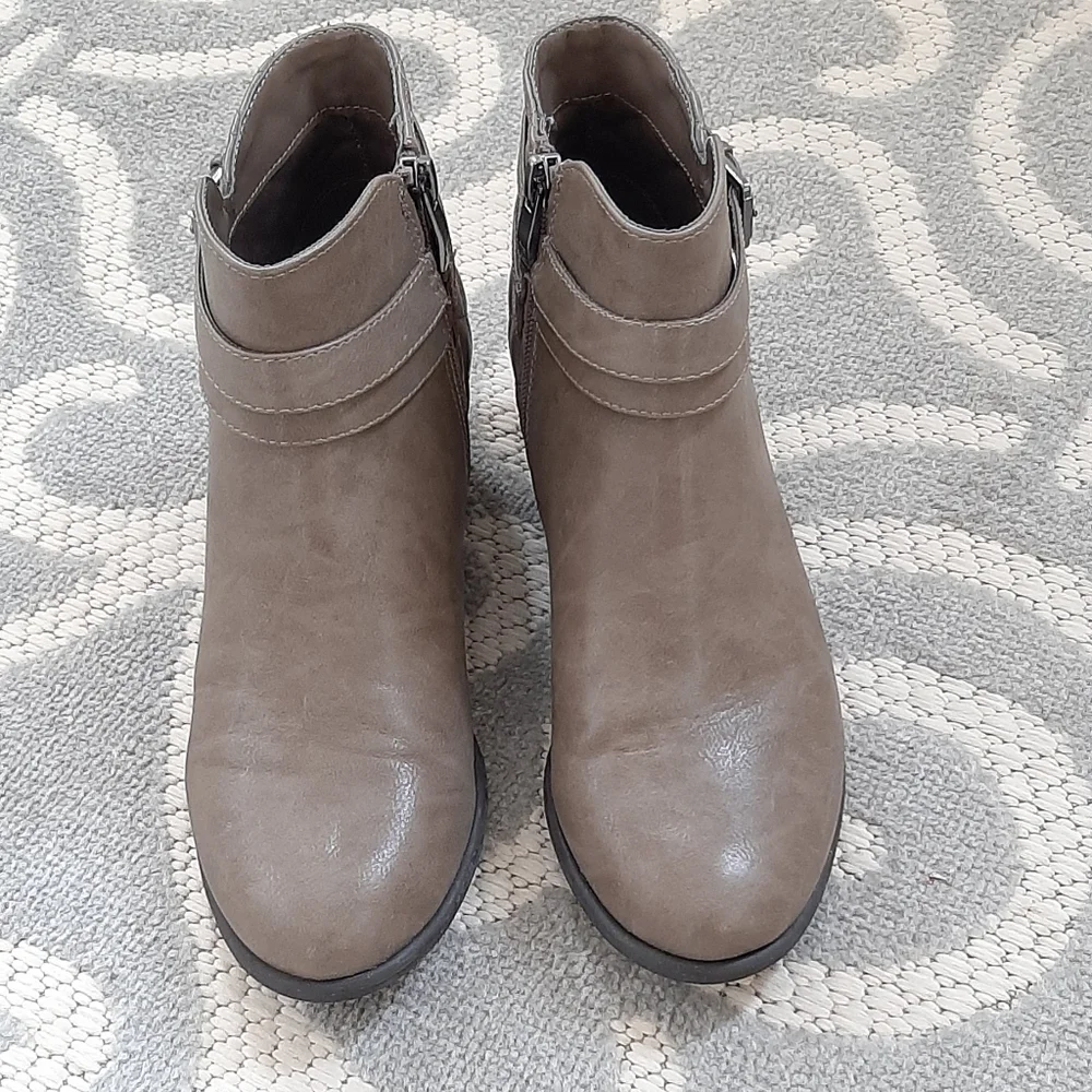 LIZ CLAIBORNE taupe ankle zip buckle boots. SIZE 8.